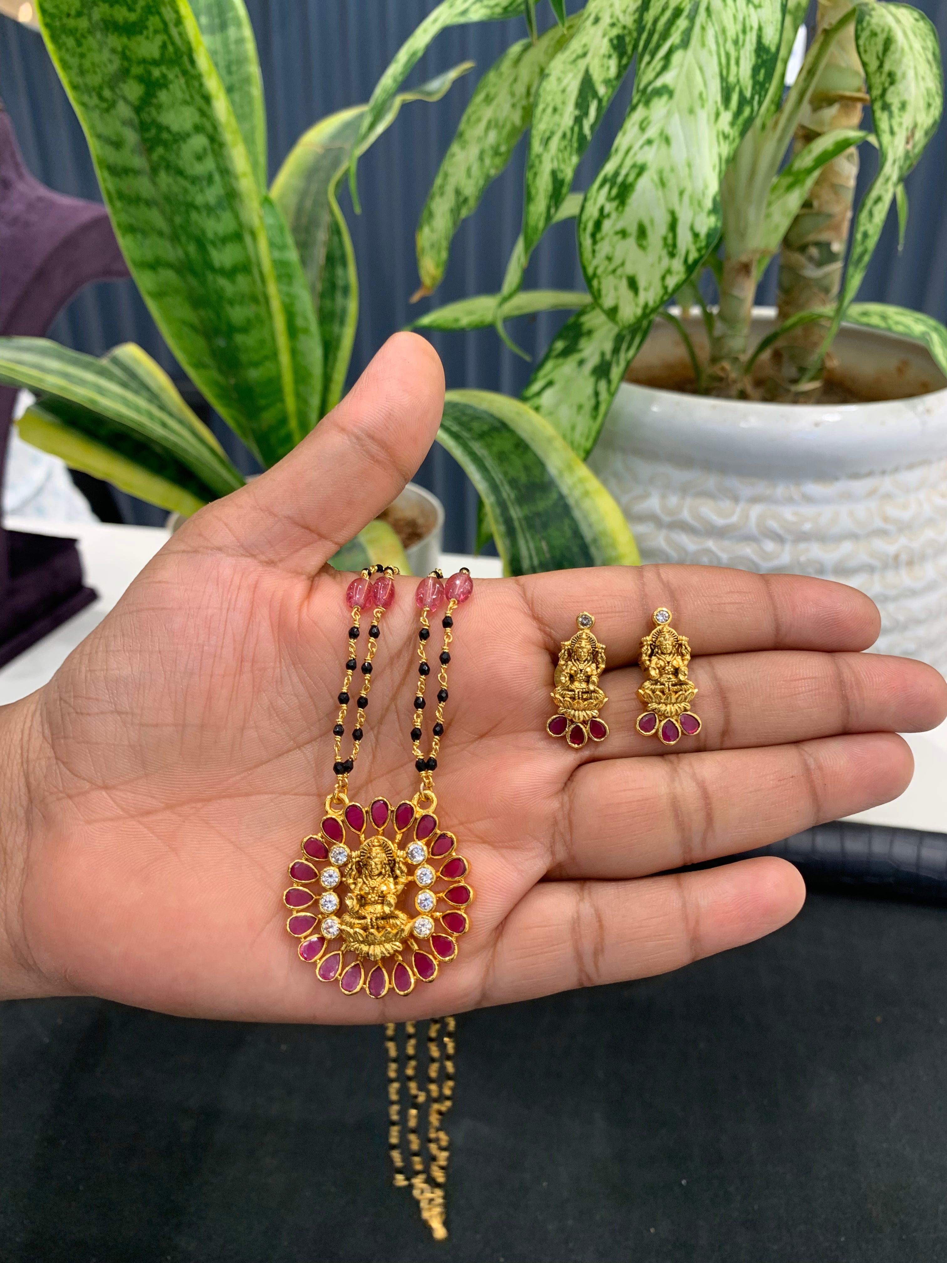 Beautiful Lakshmi devi,pota stone pendant set with handmaking beads chain 18 inchs long