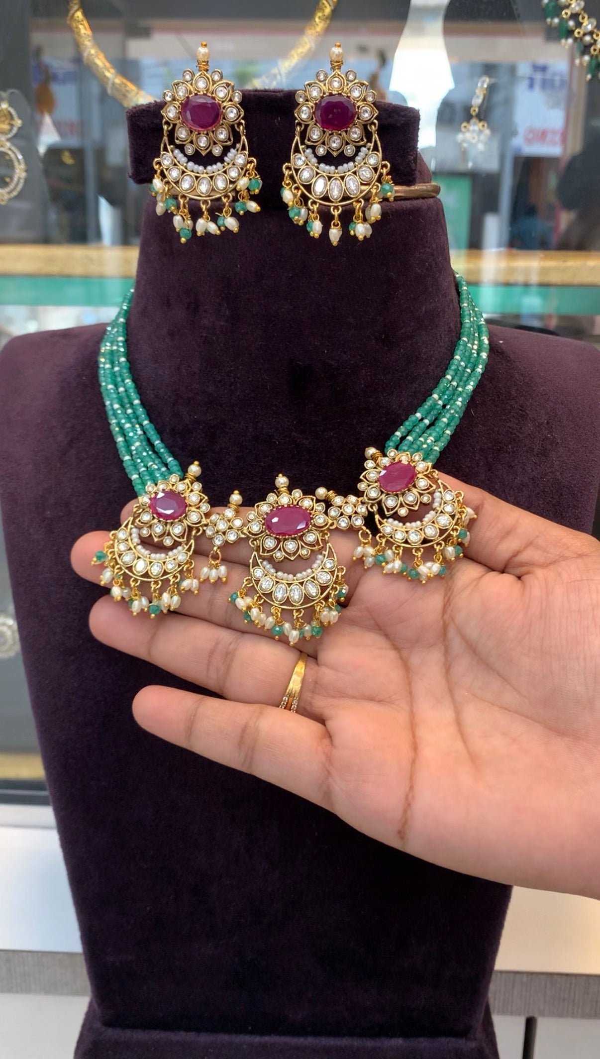Beautiful uncut stone pendant, bead’s choker with pushback earrings