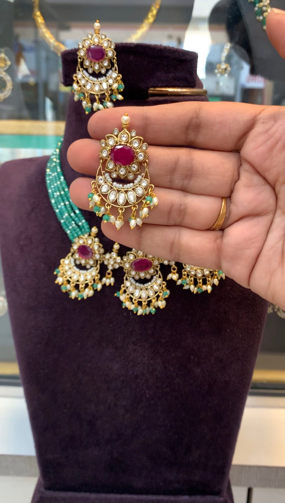 Beautiful uncut stone pendant, bead’s choker with pushback earrings