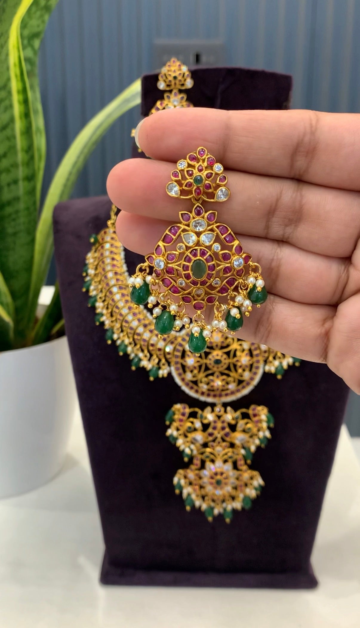 Beautiful pota stone green drops  necklace with pushback