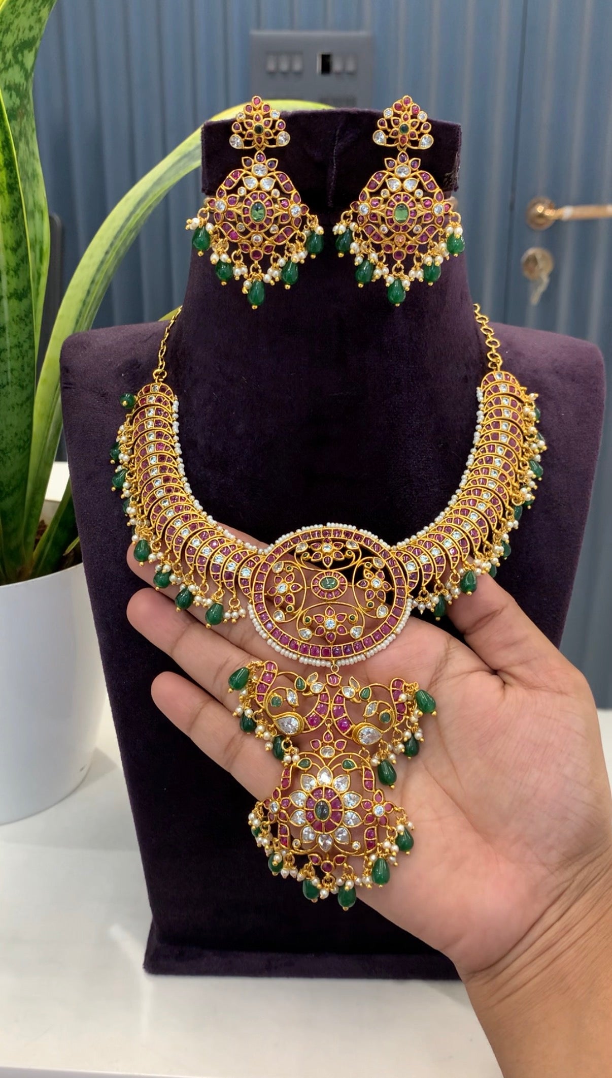 Beautiful pota stone green drops  necklace with pushback