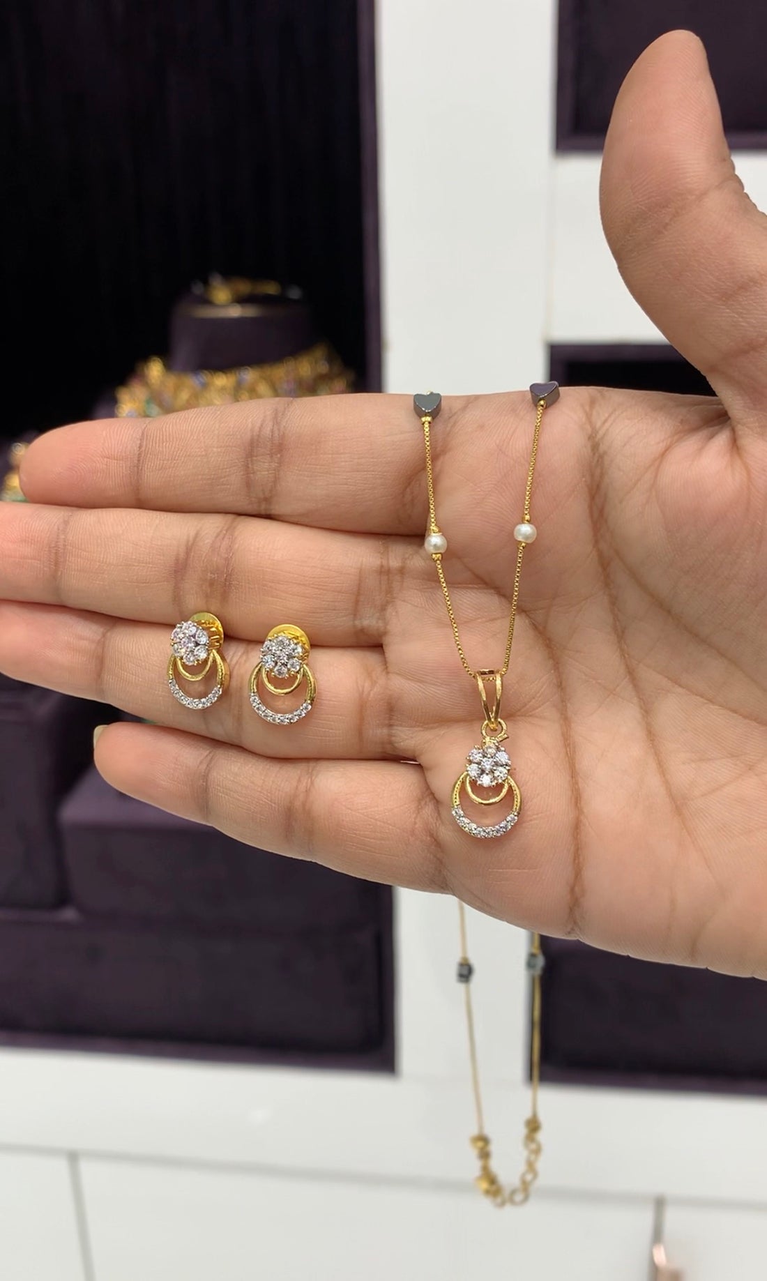 Beautiful cute white stone pendant set with fancy chain 18 inchs long