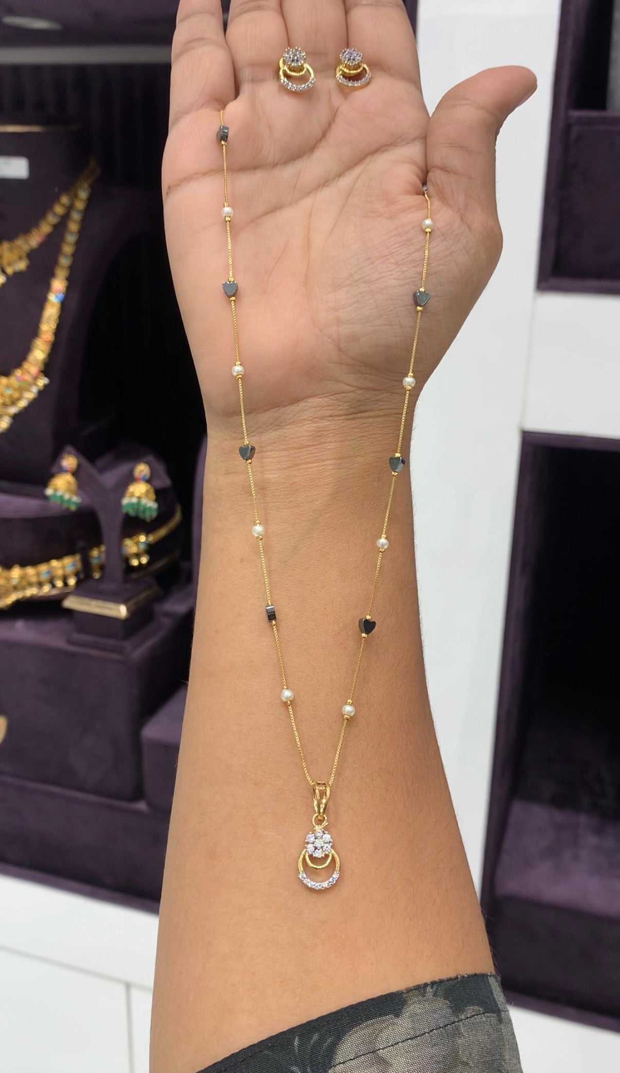 Beautiful cute white stone pendant set with fancy chain 18 inchs long