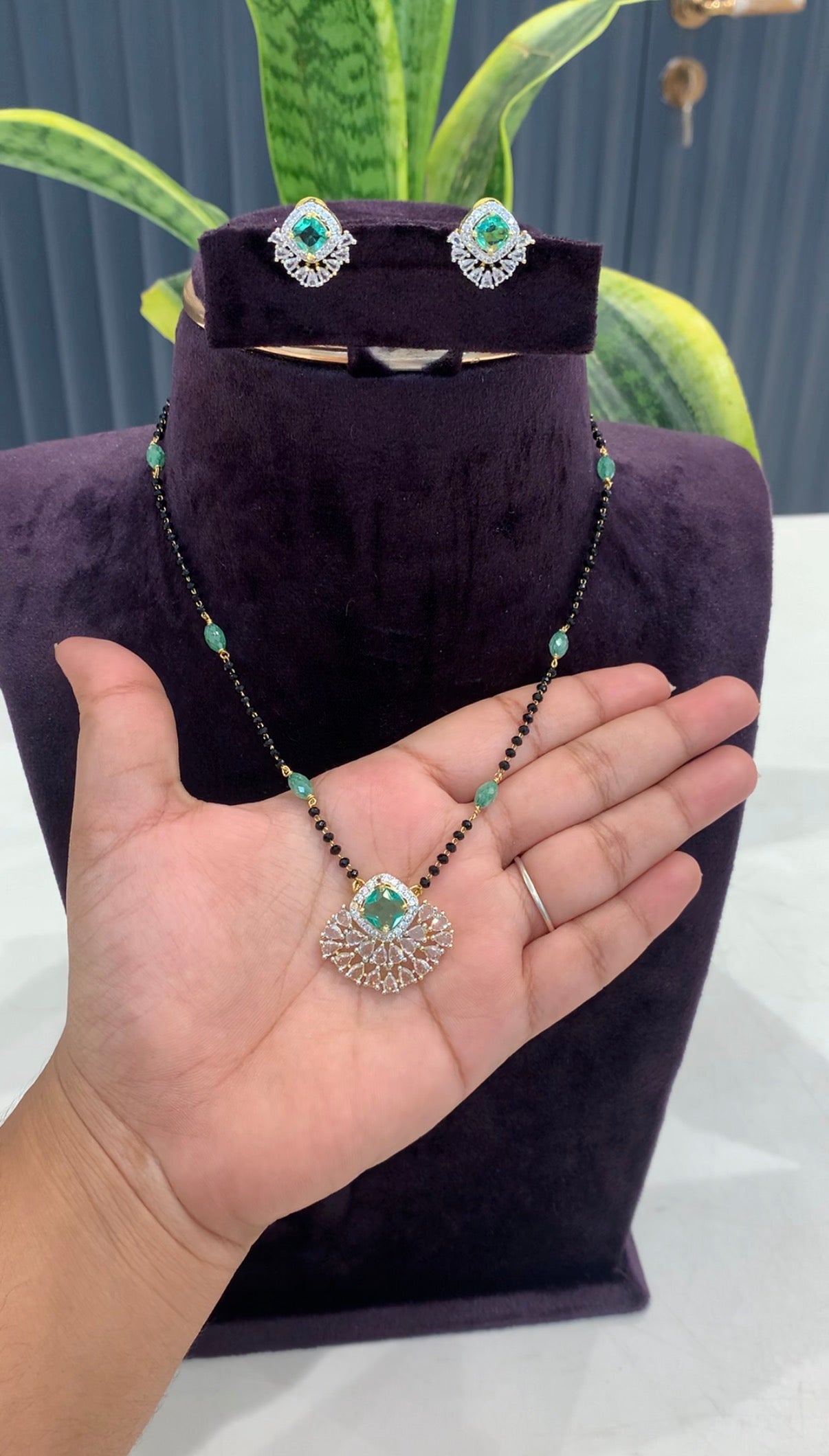 Beautiful green stone pendant set with handmaking blackbeads chain 18 inchs long