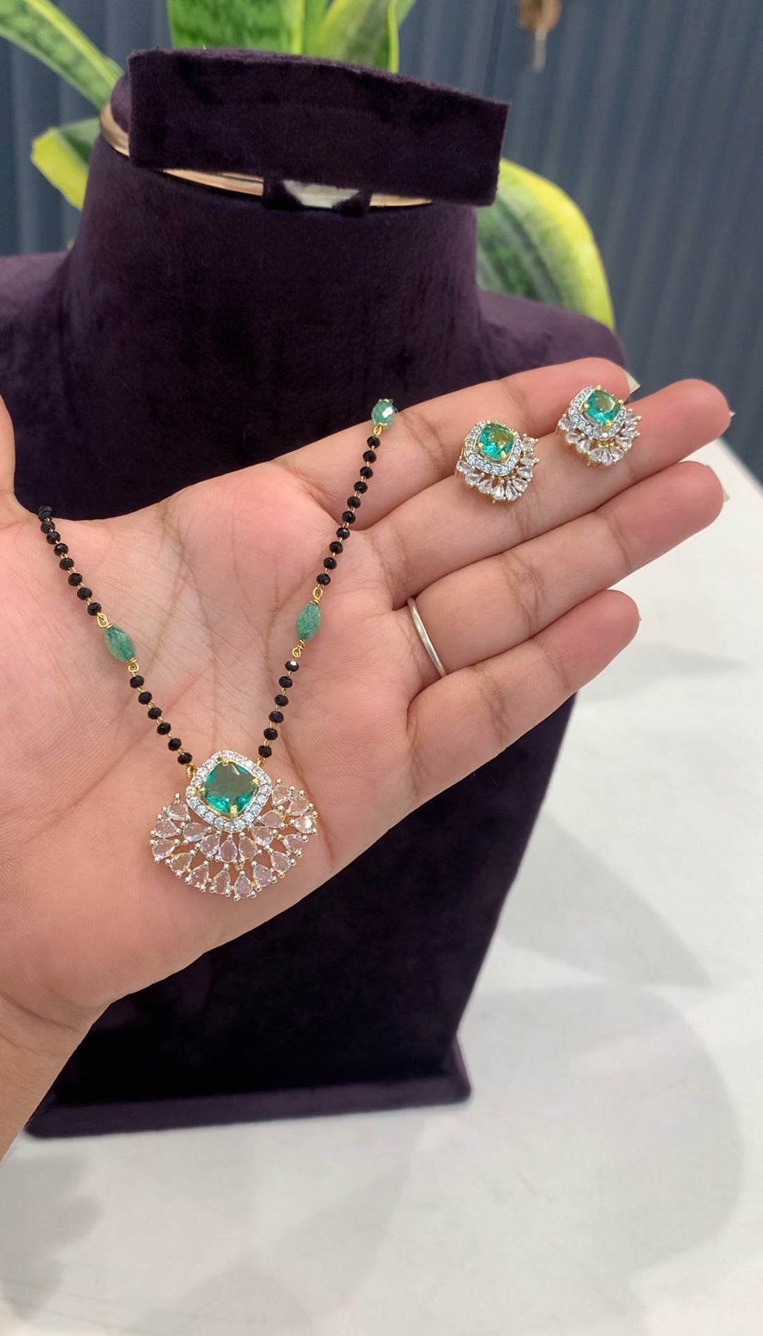 Beautiful green stone pendant set with handmaking blackbeads chain 18 inchs long