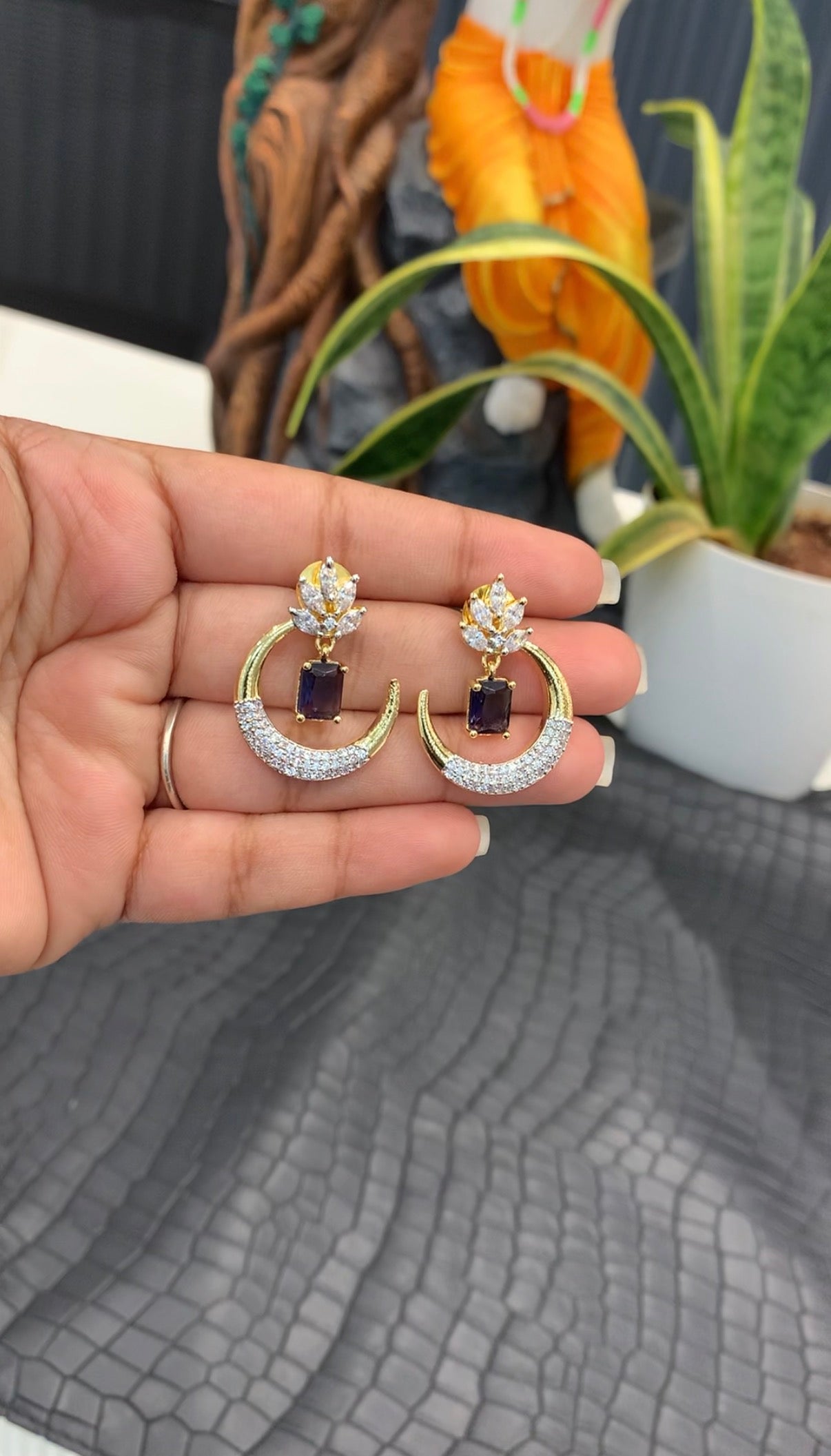 Beautiful moon shape earrings with pushback