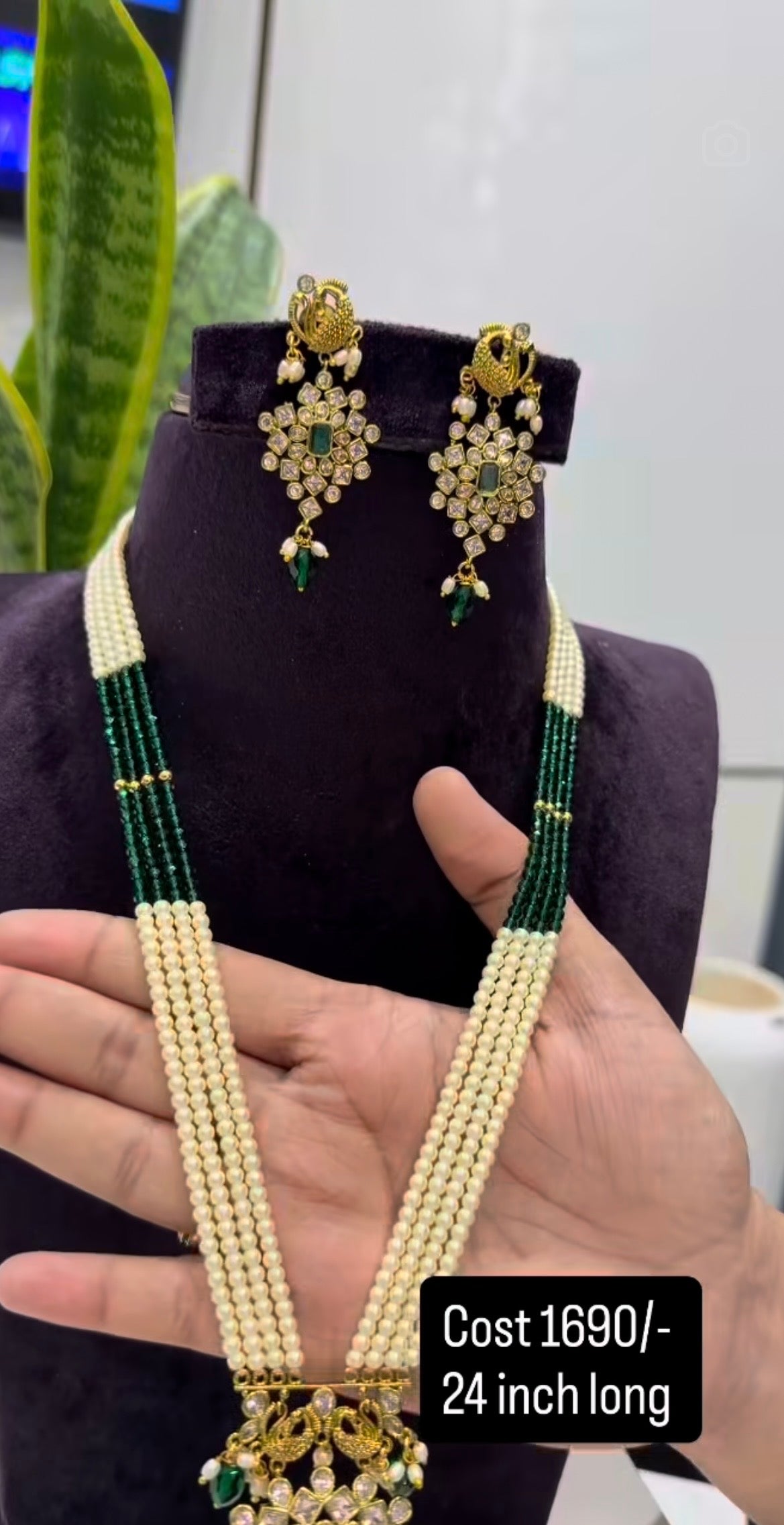 Beautiful white stone pendant pearls haram 24inchs long with pushback earrings