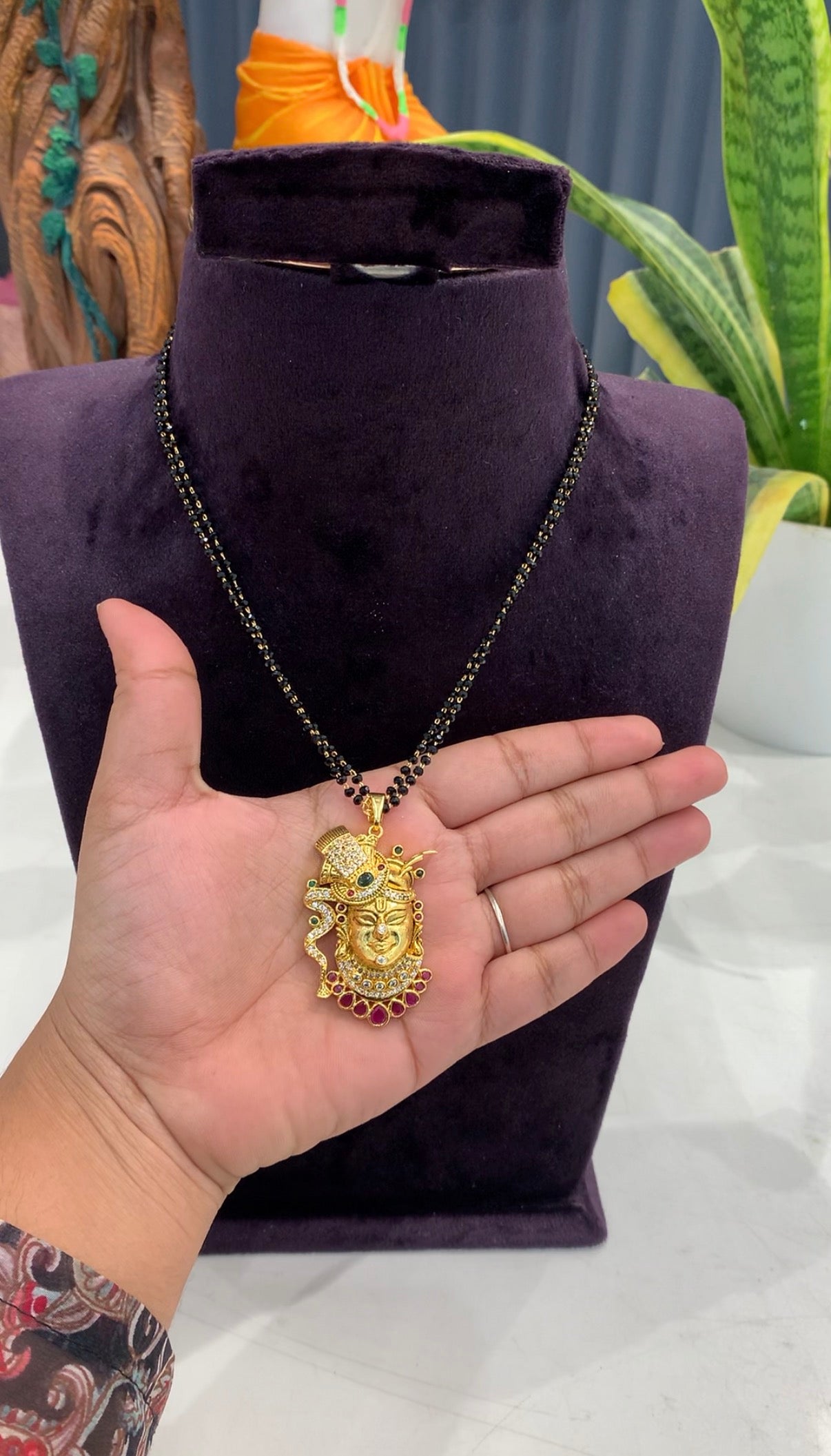 Beautiful god locket with Blackbeads chain 18 inchs long