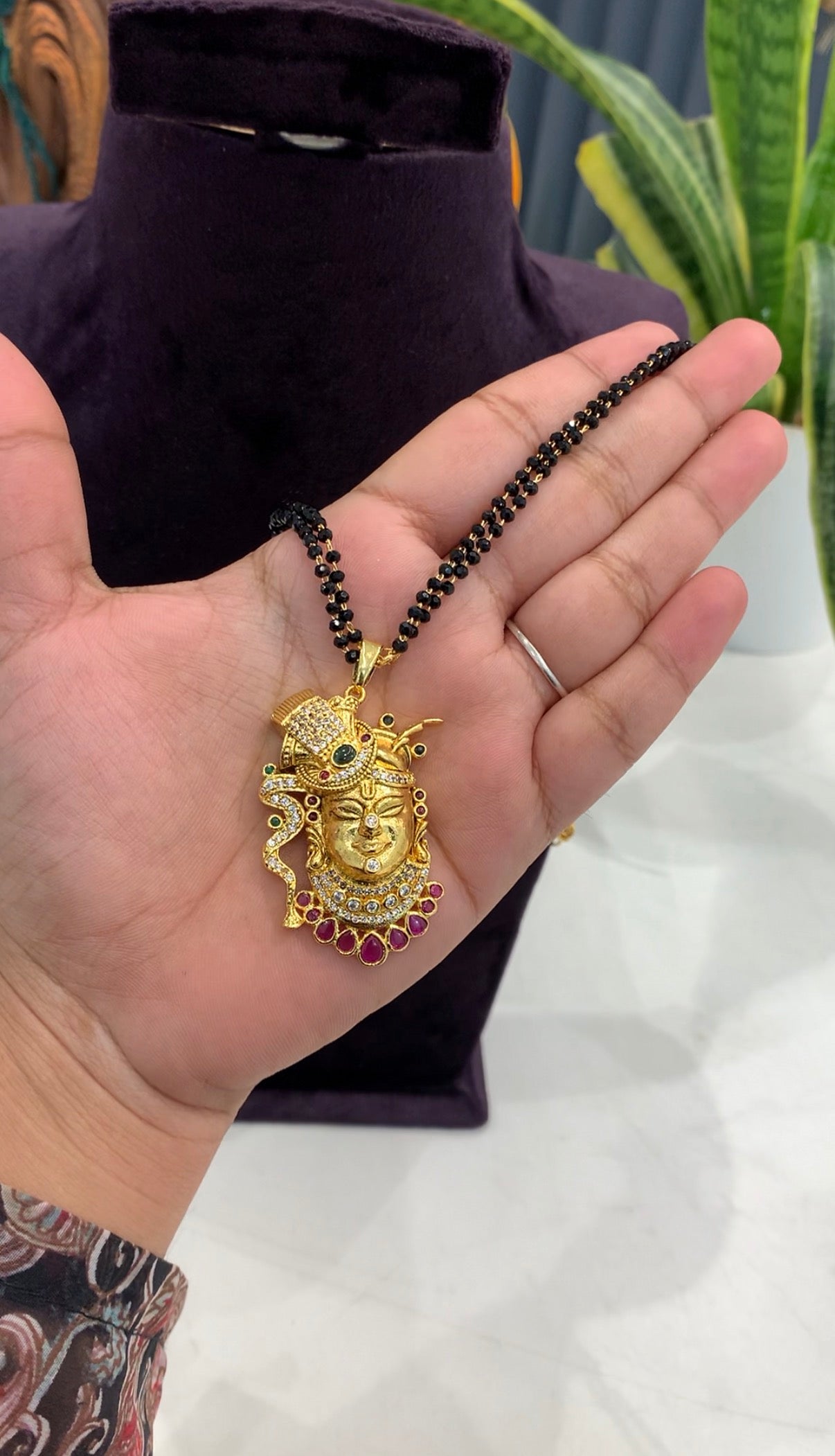 Beautiful god locket with Blackbeads chain 18 inchs long