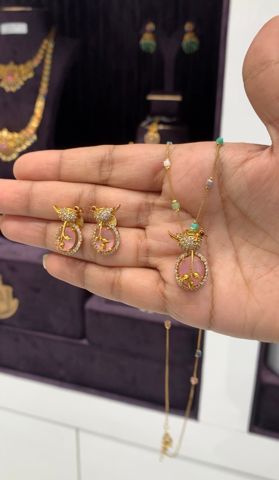 Beautiful parrot design pendant set with fancy chain 18 inchs long