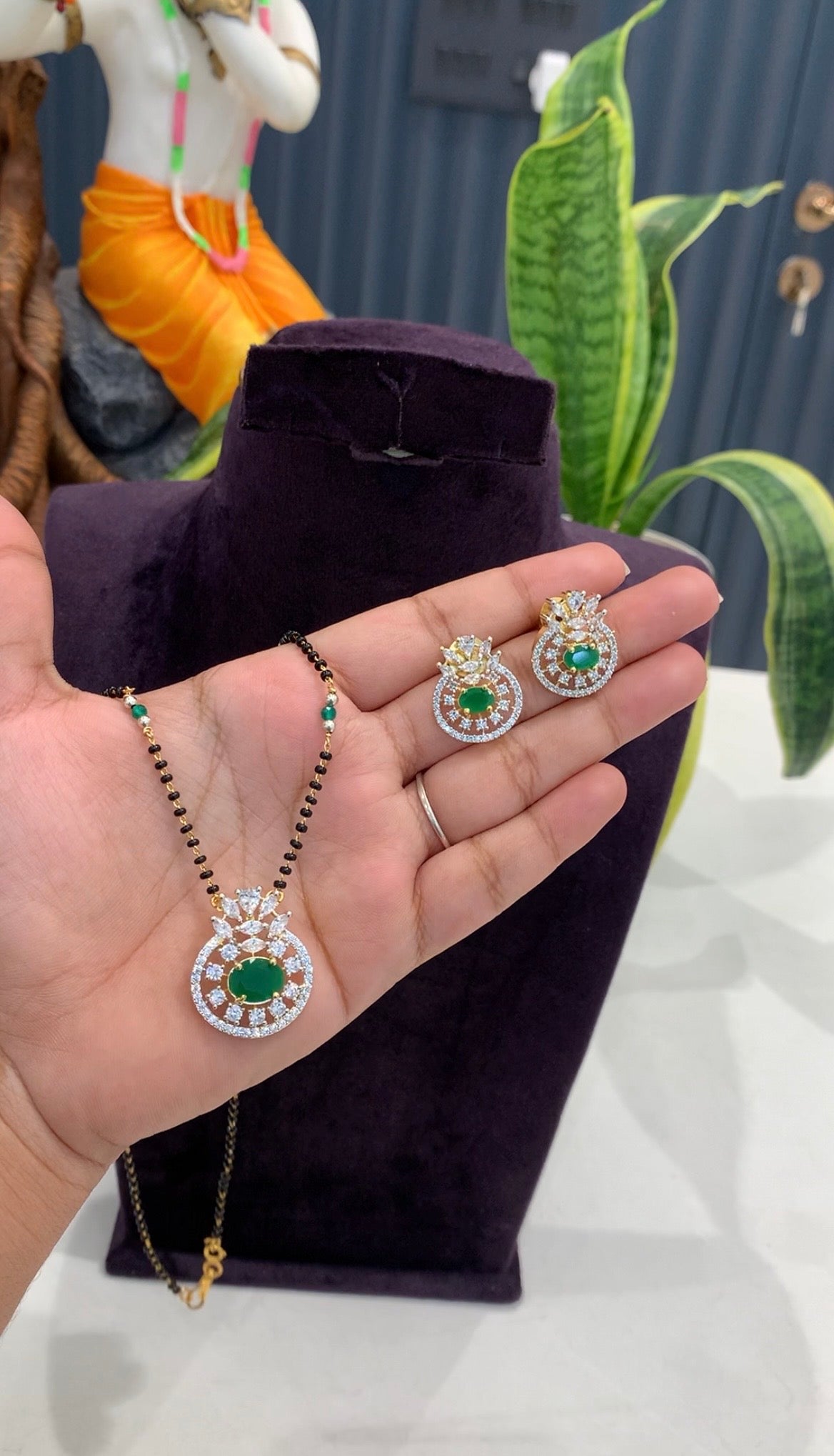 Beautiful green stone pendant set with handmaking black beads chain 18 inchs long