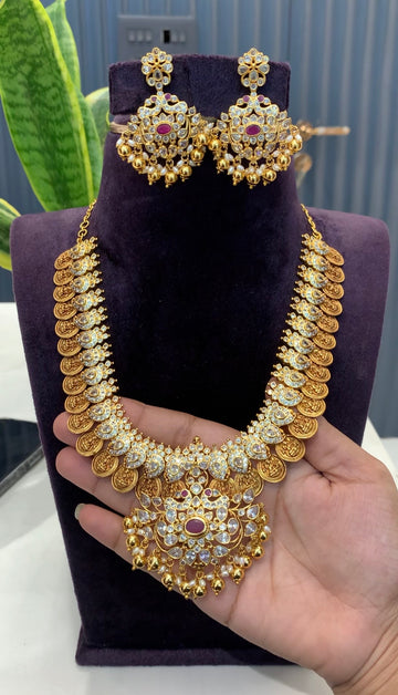 Beautiful gold balls  kasula necklace with with screwback earrings