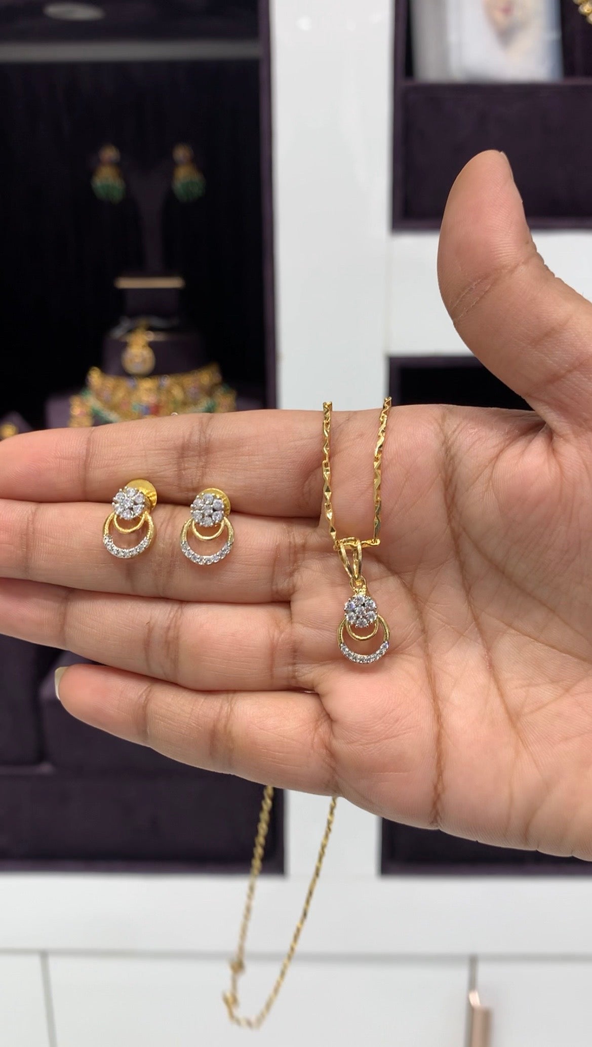 Beautiful white stone pendant set with chain 18 inchs long
