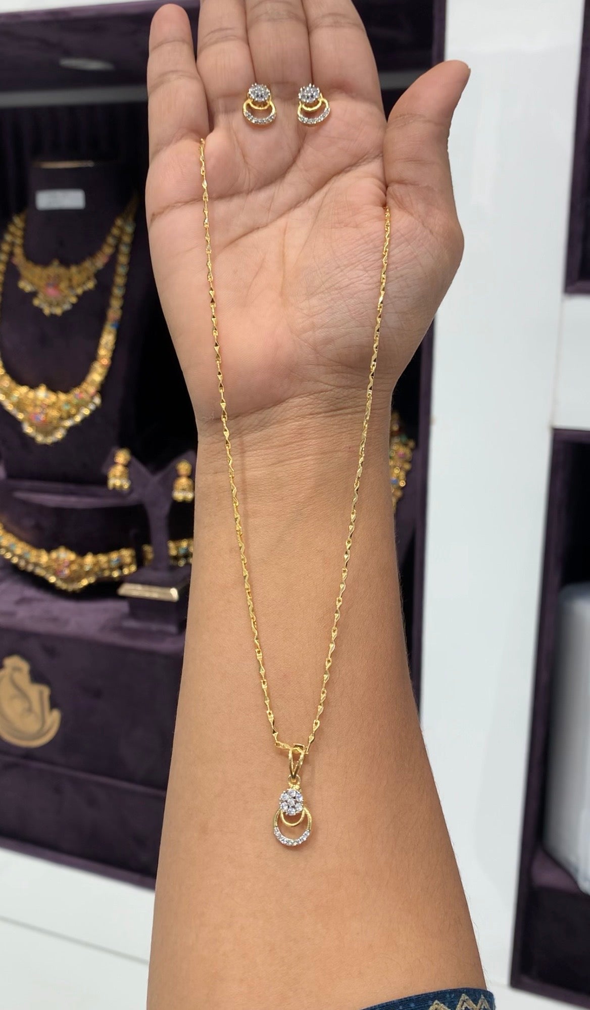 Beautiful white stone pendant set with chain 18 inchs long