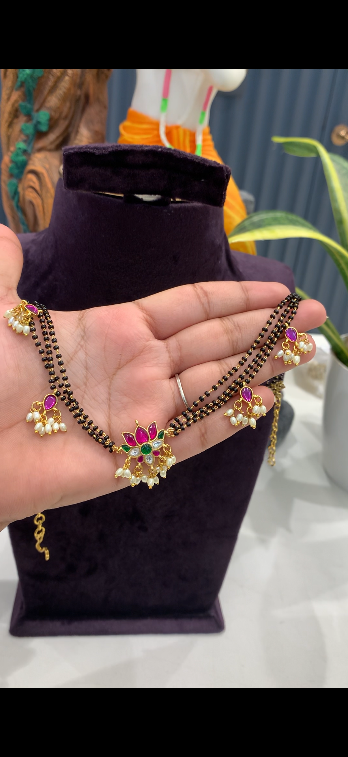 Jadav kundhan locket with black beads chocker model