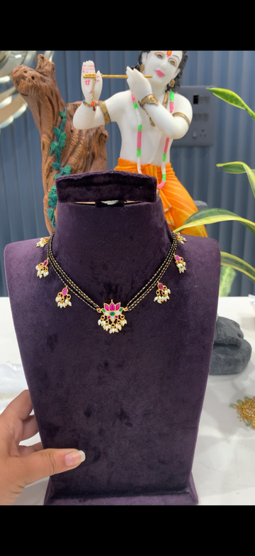 Jadav kundhan locket with black beads chocker model