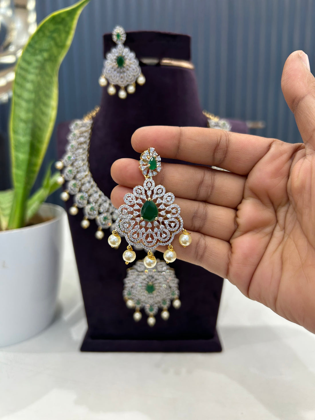Beautiful green & white stones GJ model necklace with screwback earrings