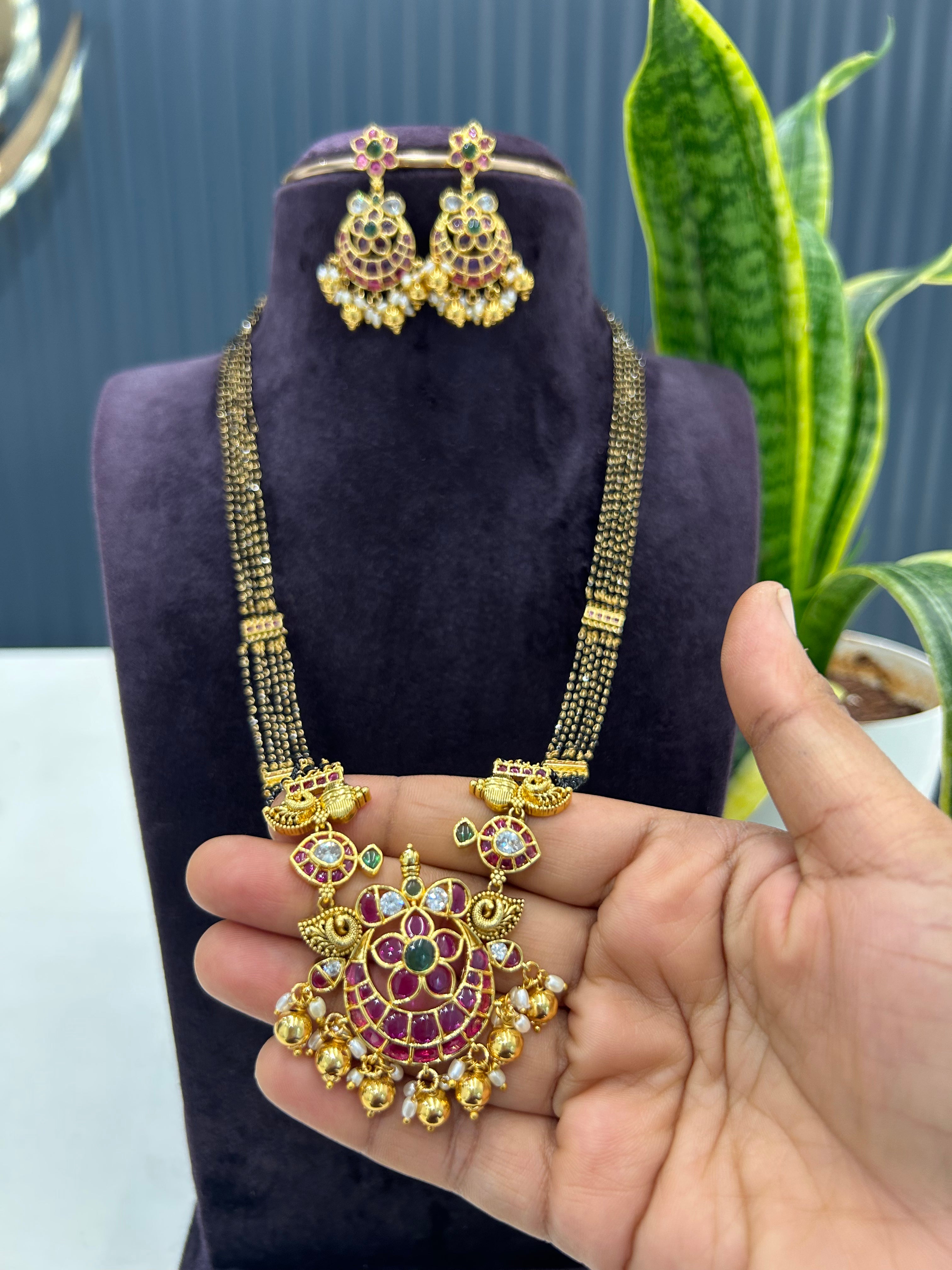 Beautiful pota stone Blackbeads chain 24 inchs long with pushback earrings