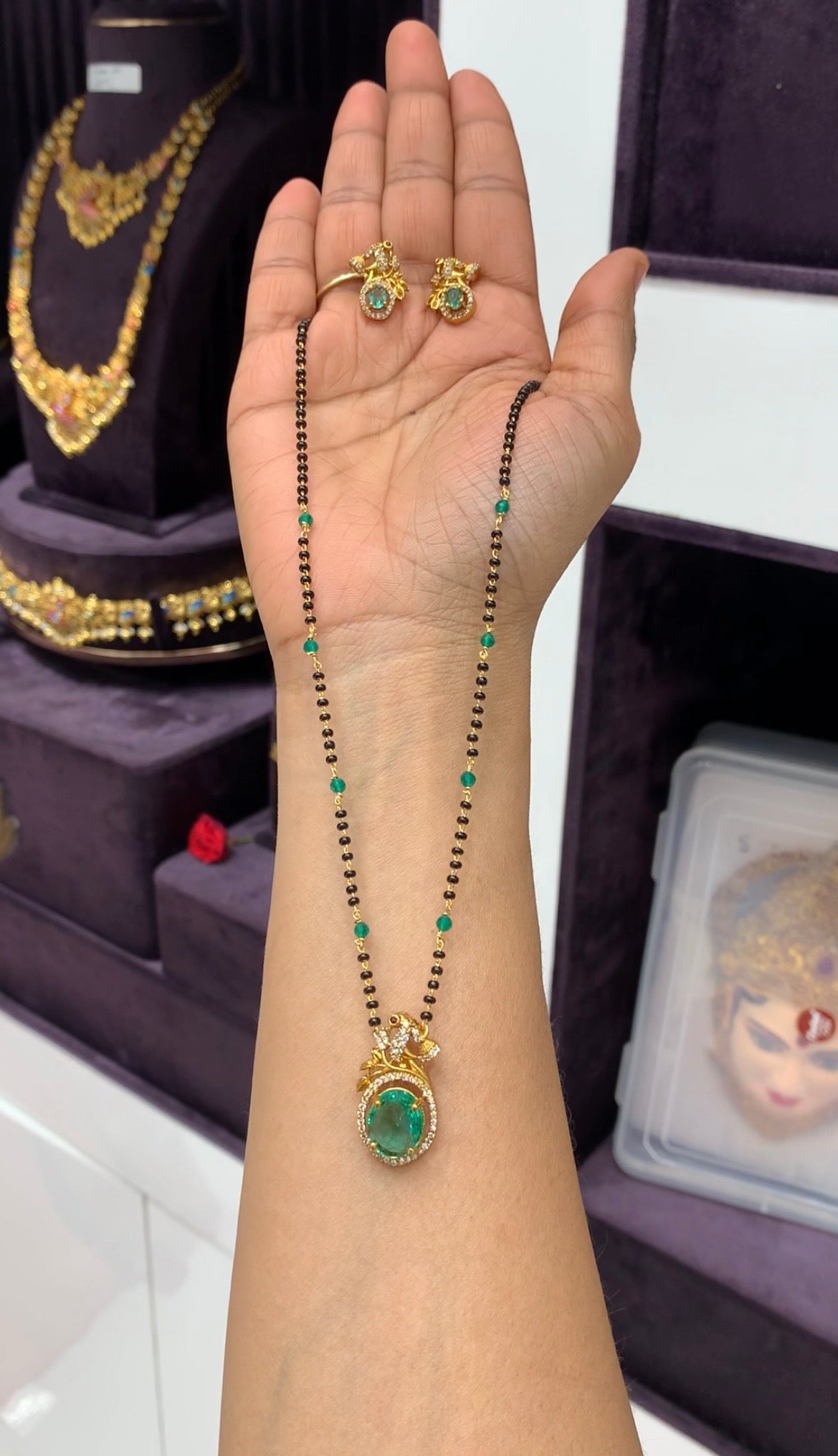 Beautiful green stone pendant set with handmaking blackbeads chain 18 inchs long