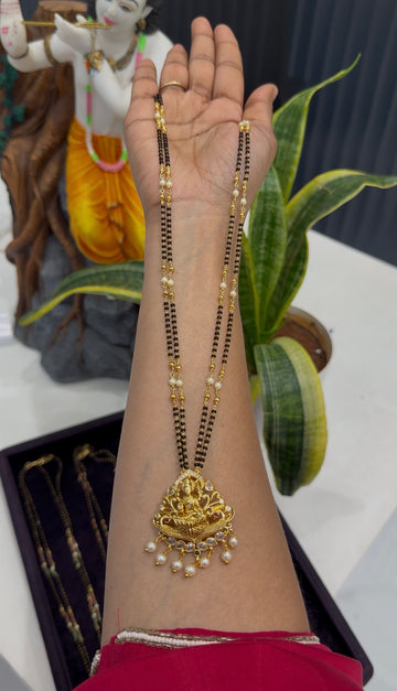 Beautiful Lakshmi devi pendant with handmaking blackbeads & pearls chain 24inchs long
