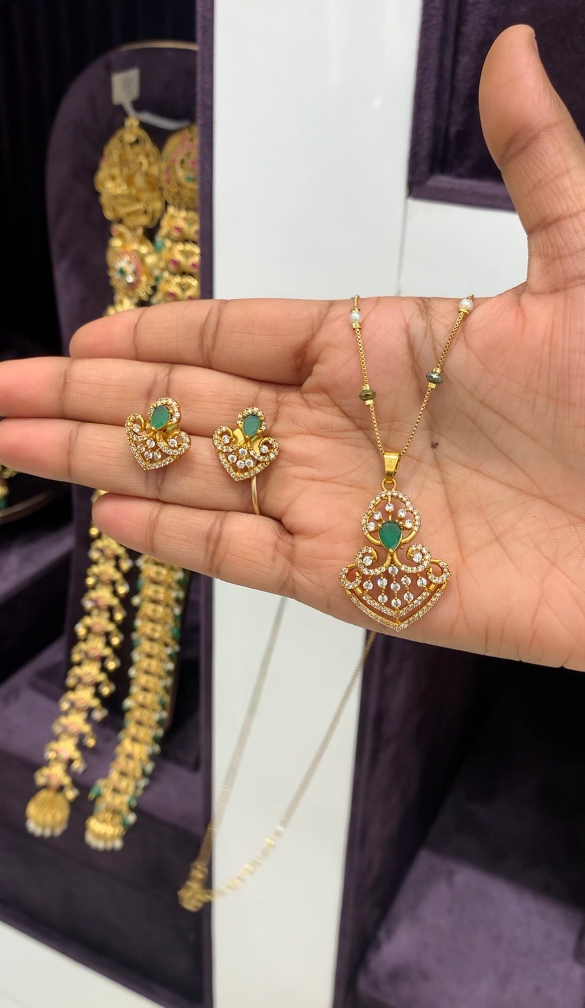 Beautiful green stone pendant set with chain 18 inchs long