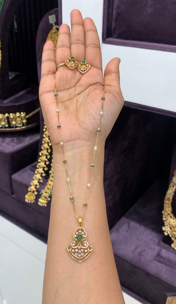 Beautiful green stone pendant set with chain 18 inchs long