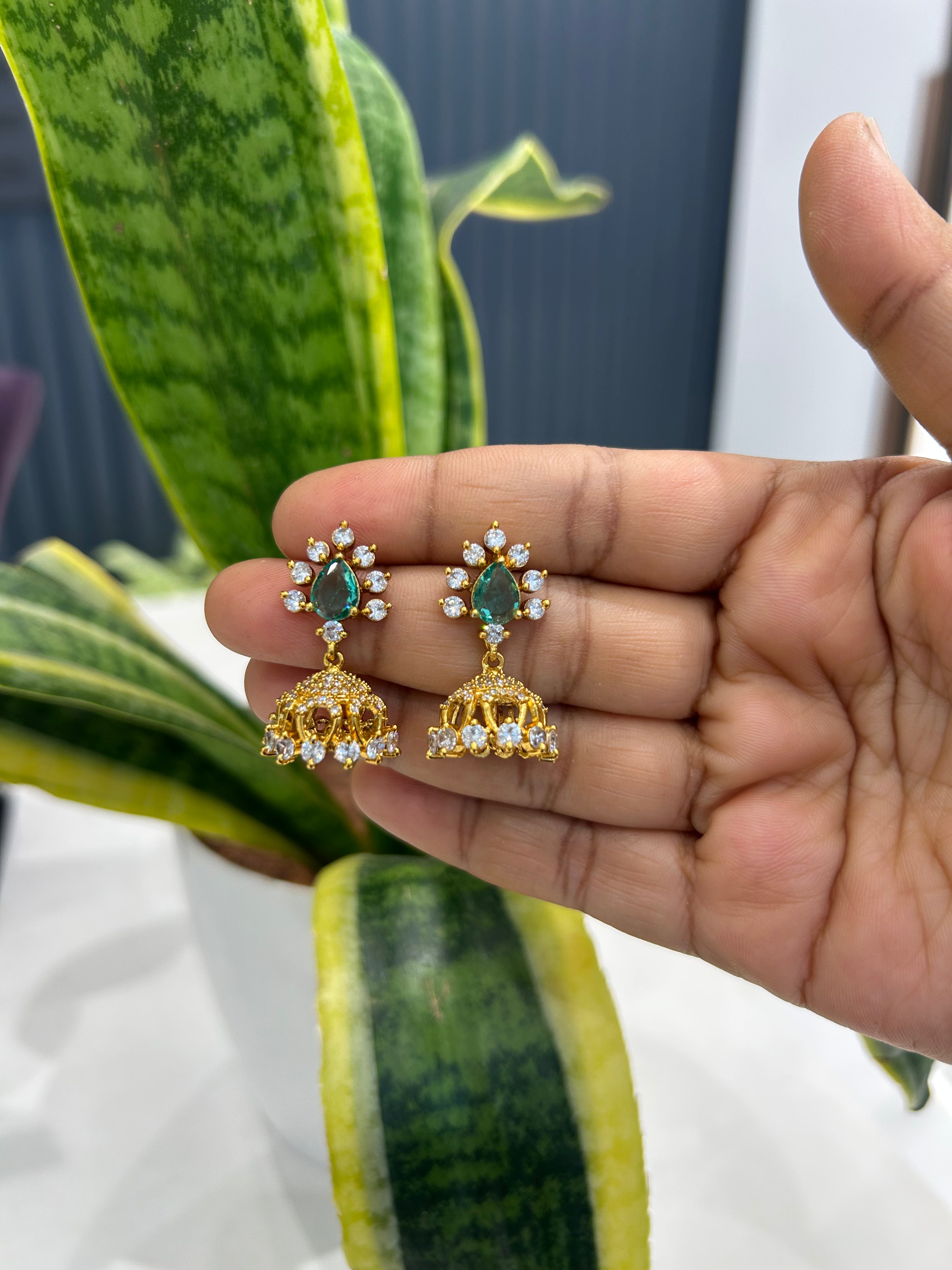 Beautiful green stone jumkis with pushback