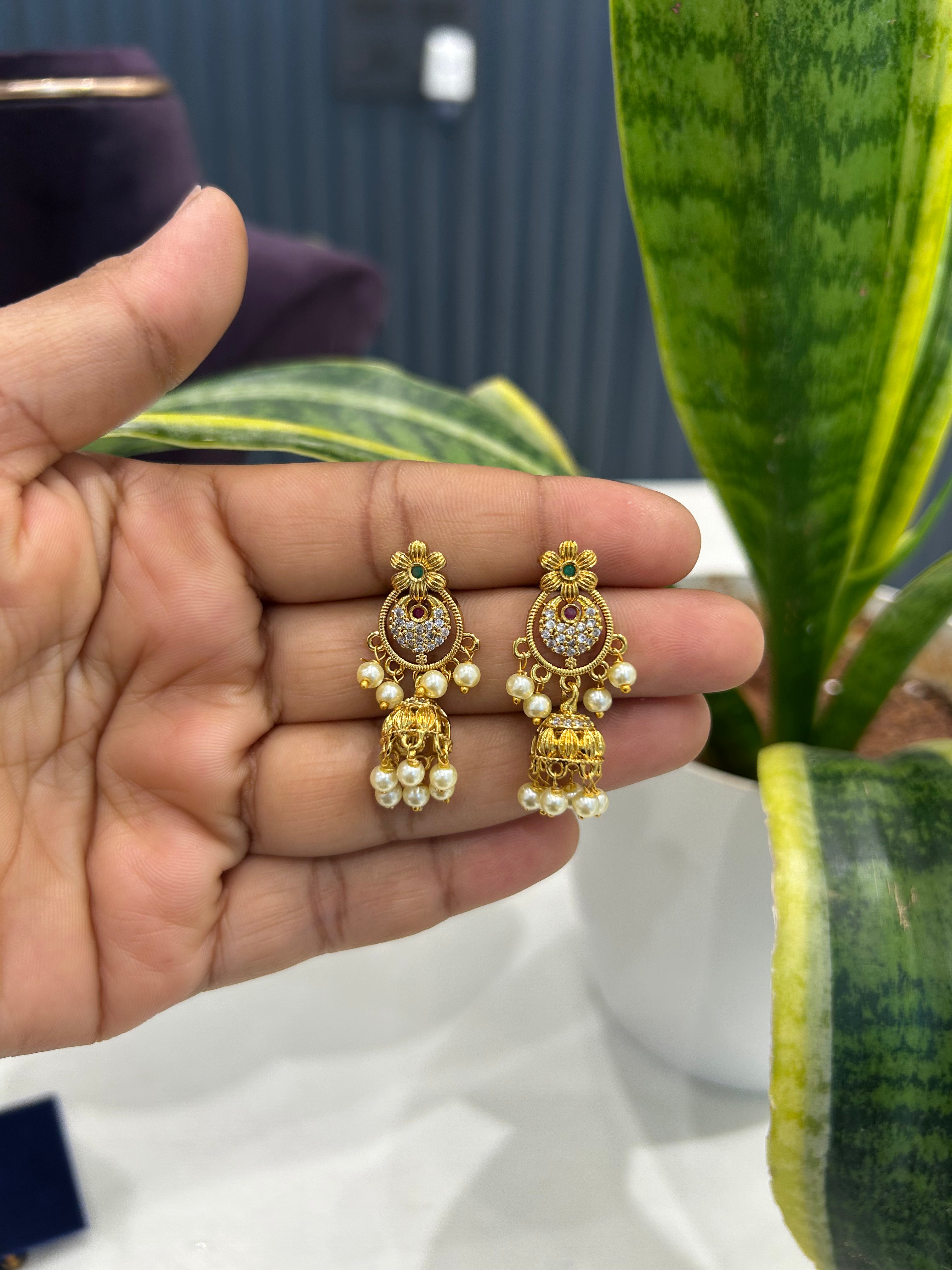 Beautiful pushback jumkis with pearls finishing