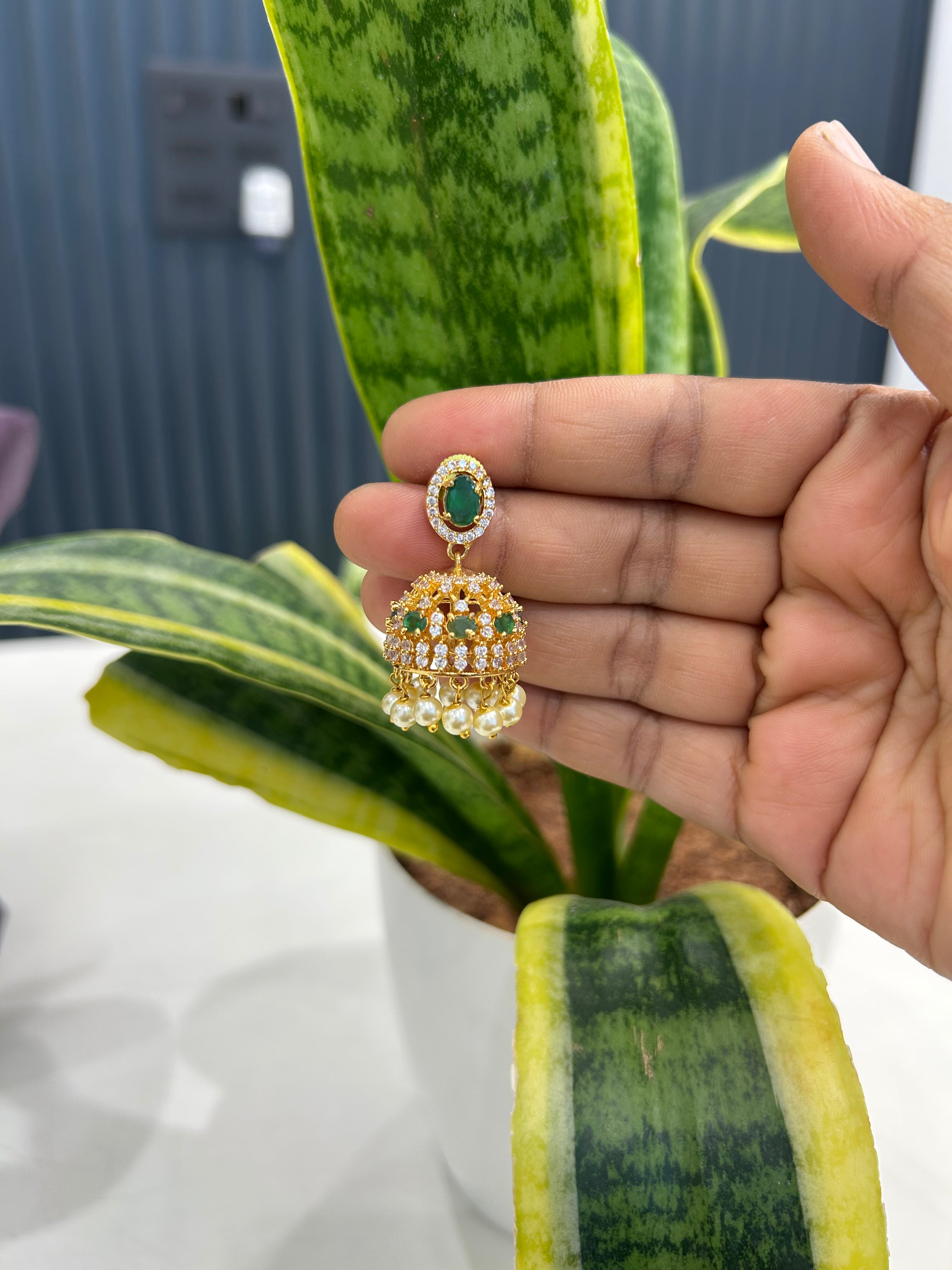 Beautiful green stone jumkis with pushback