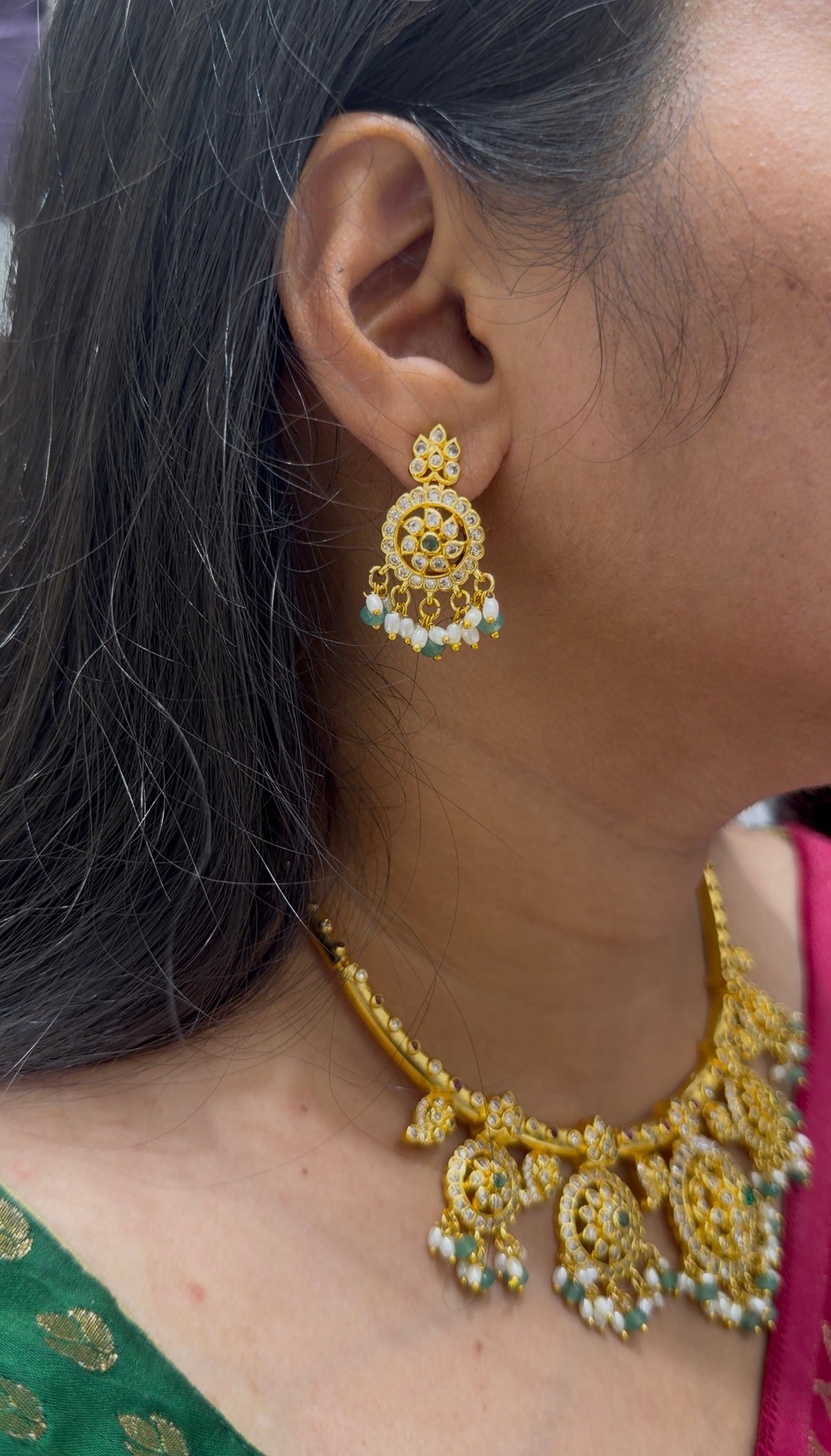 Beautiful uncut stone Kanti necklace with pushback earrings
