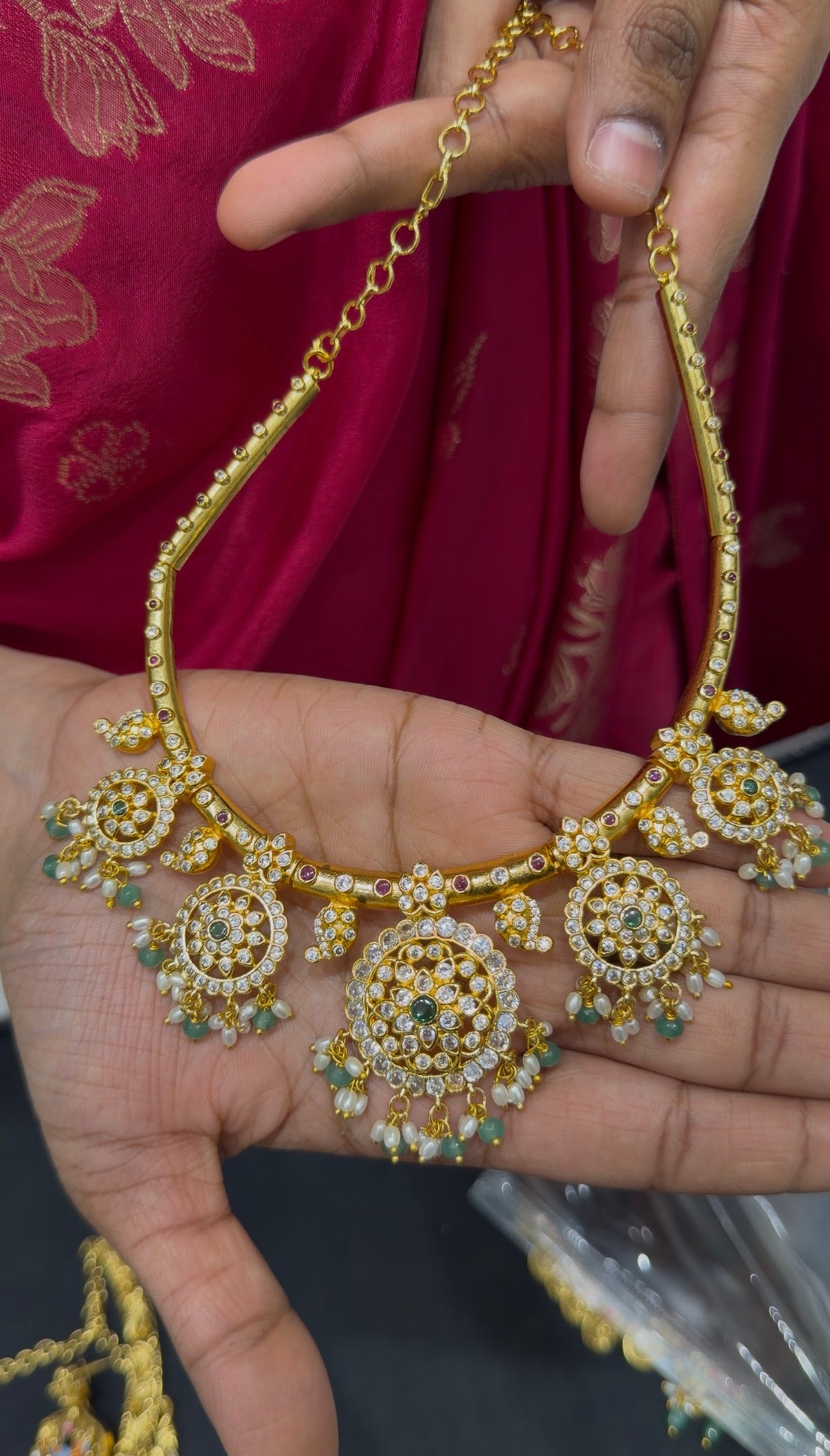 Beautiful uncut stone Kanti necklace with pushback earrings