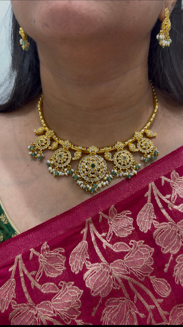 Beautiful uncut stone Kanti necklace with pushback earrings