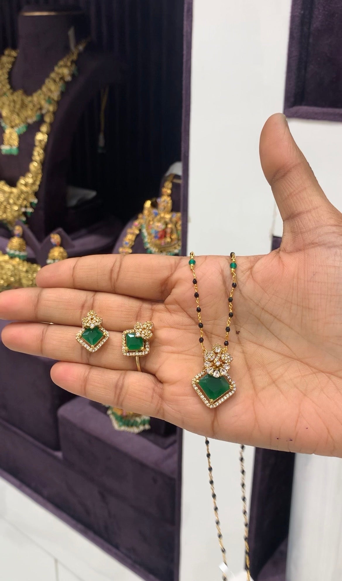 Beautiful green colour pendant set with handmaking blackbeads chain 18 inchs long