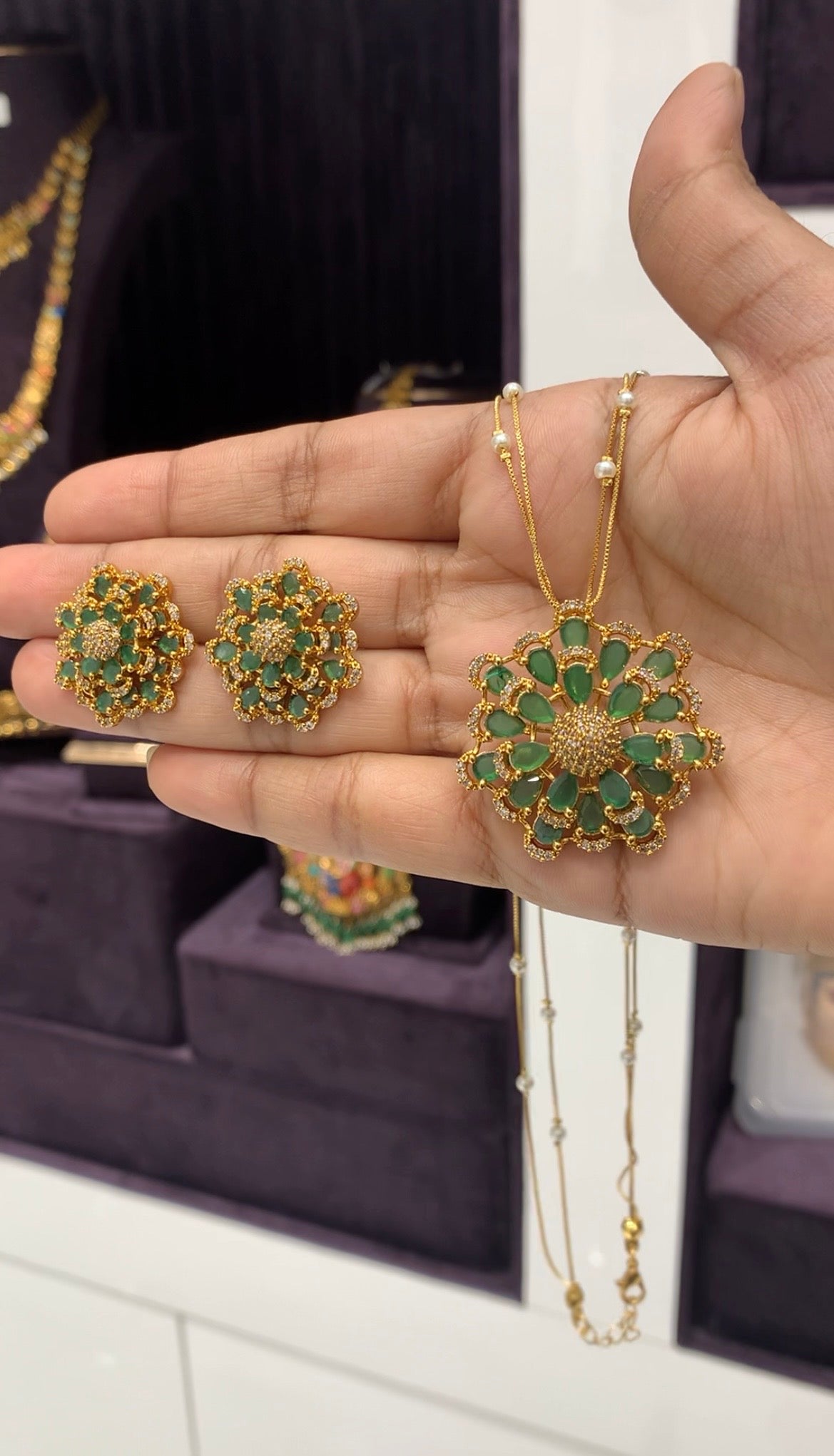 Beautiful green color pendant set with 2layers white pearls chain 18 inchs long