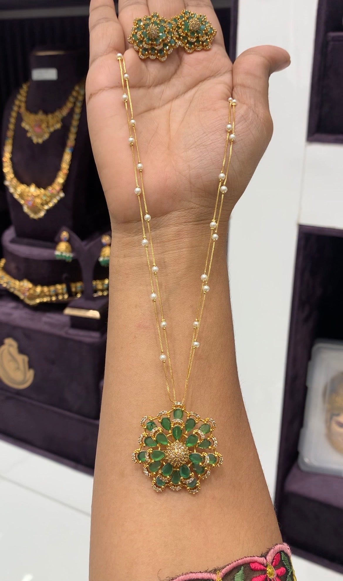 Beautiful green color pendant set with 2layers white pearls chain 18 inchs long