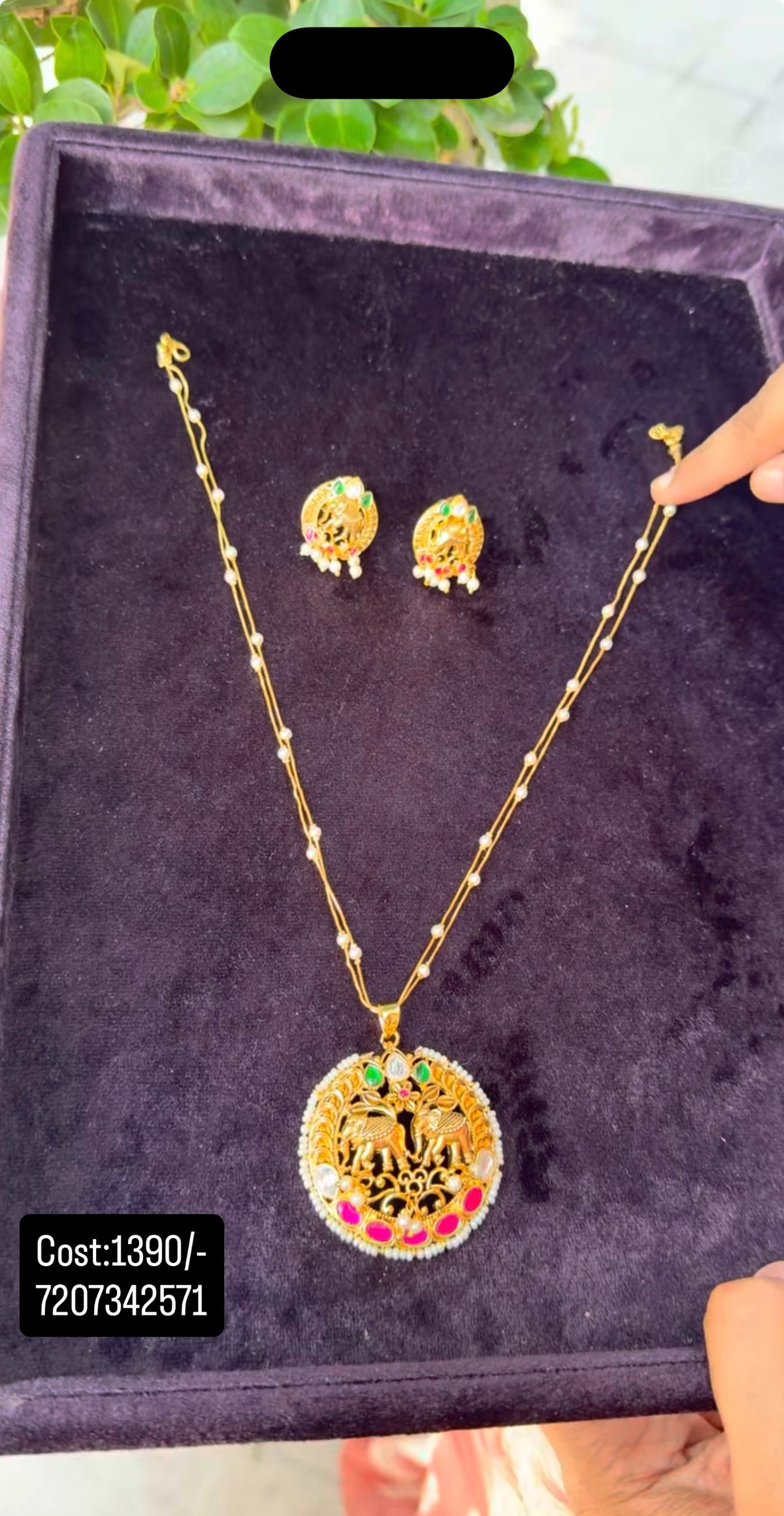 Beautiful elephant design pendant set with chain 18 inchs long