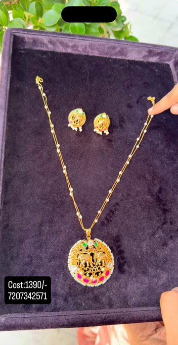 Beautiful elephant design pendant set with chain 18 inchs long