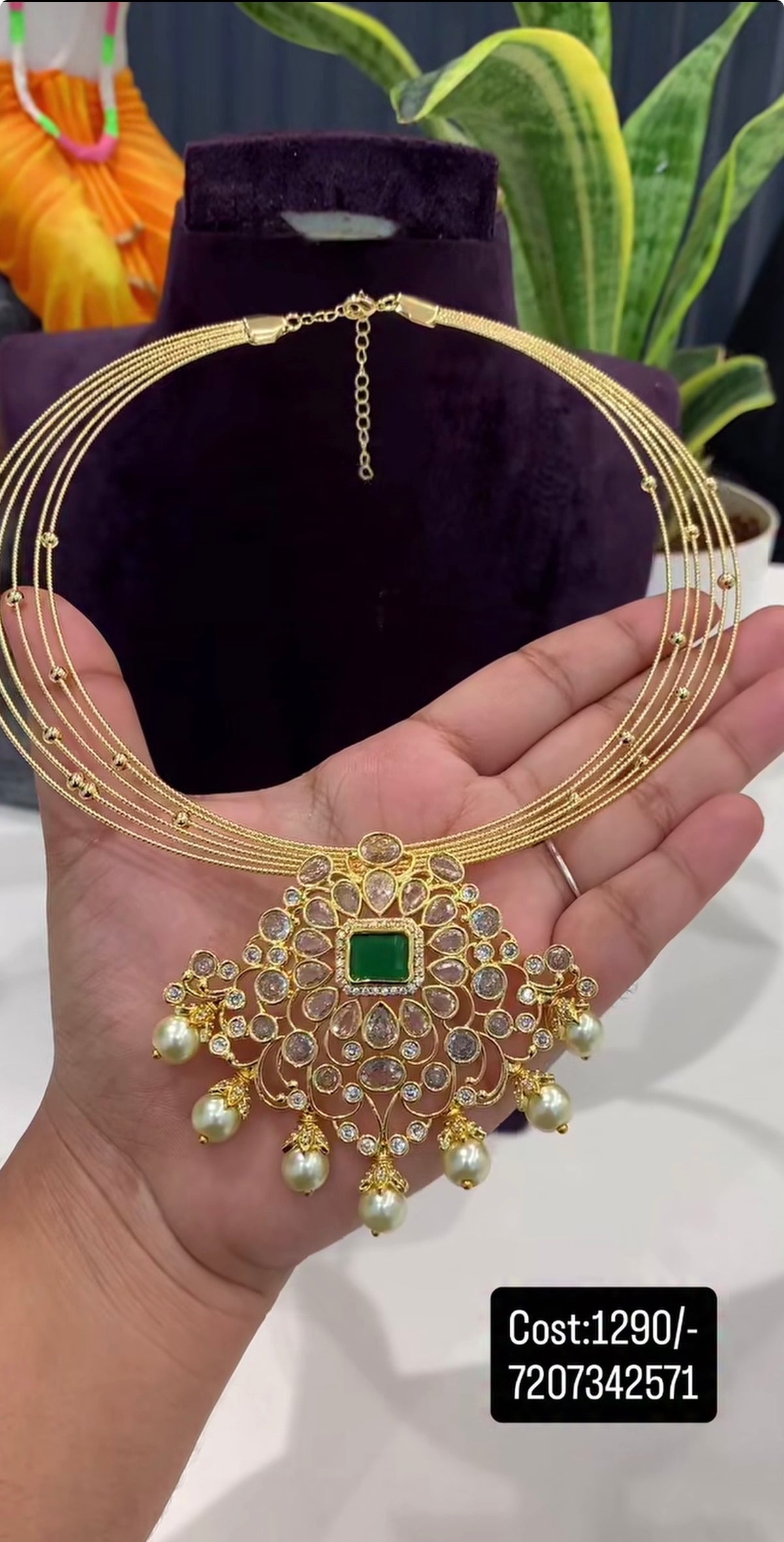 Beautiful uncut stones pendent hasli